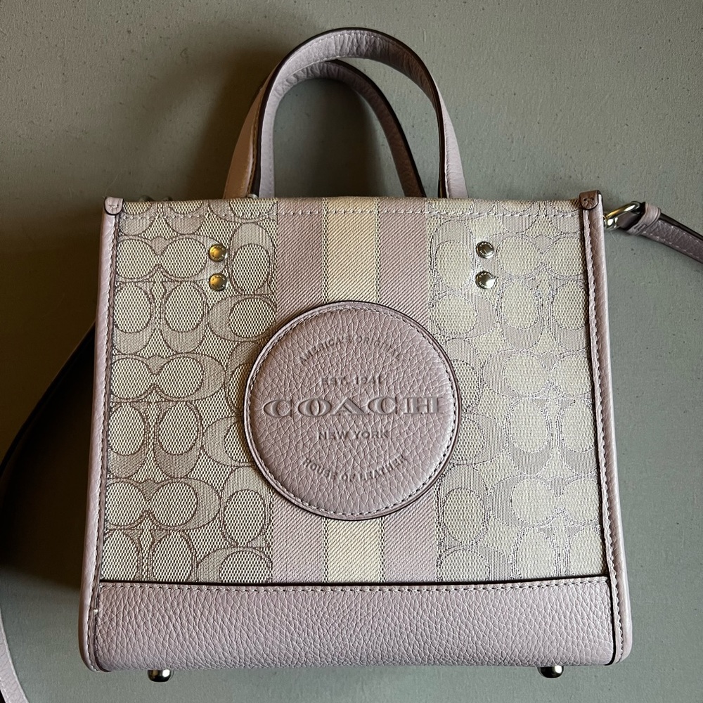Coach Dempsey Tote 22 in soft Lilac